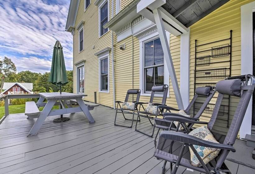 On Site Pond: Spacious Family Home In Jefferson!