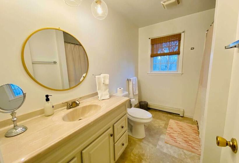 Walk To Dining: Downtown Lenox Guest House!