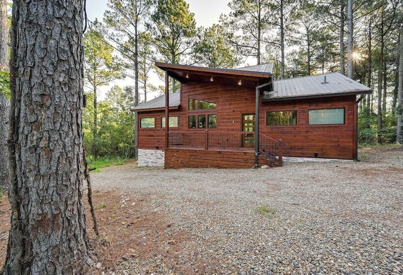 Sleek Cabin W/ Hot Tub: 11 Mi To Broken Bow Lake!