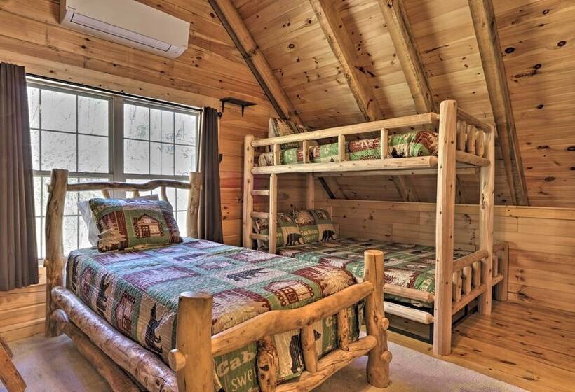 Gatlinburg Cabin W/ Loft & Game Room: 1 Mi To Town