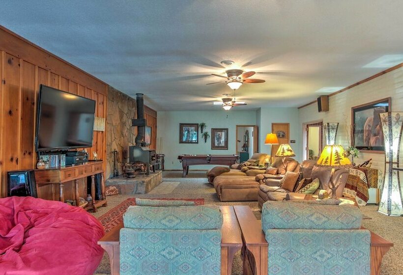 Spacious Alto House On 8 Private Acres W/ Hot Tub!