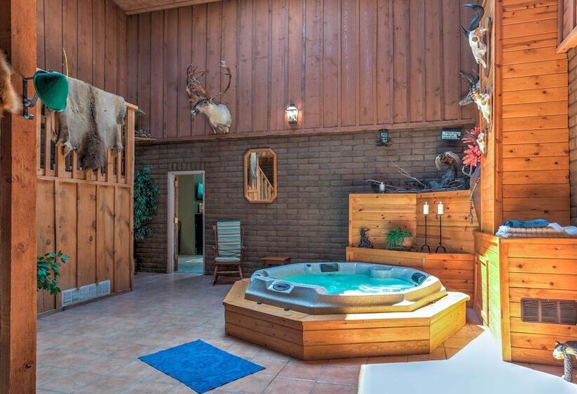 Spacious Alto House On 8 Private Acres W/ Hot Tub!