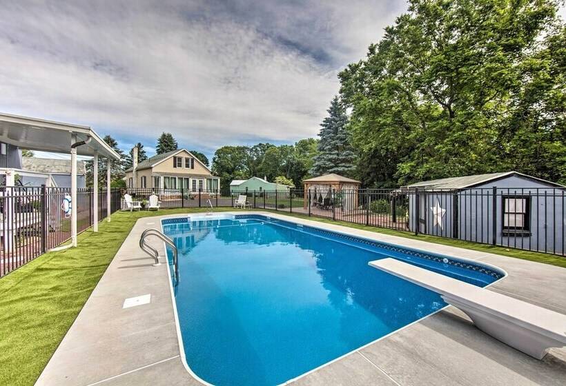 Spacious Retreat W/ Pool ~ 2 Mi To Hershey Park!