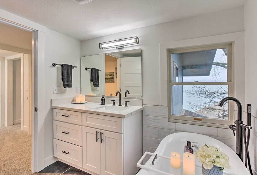 Tacoma  Dash Point Beach Cabin  W/ Balcony!