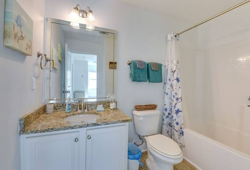 2 Story Pet Friendly Home: 2 Blocks To Ocean!