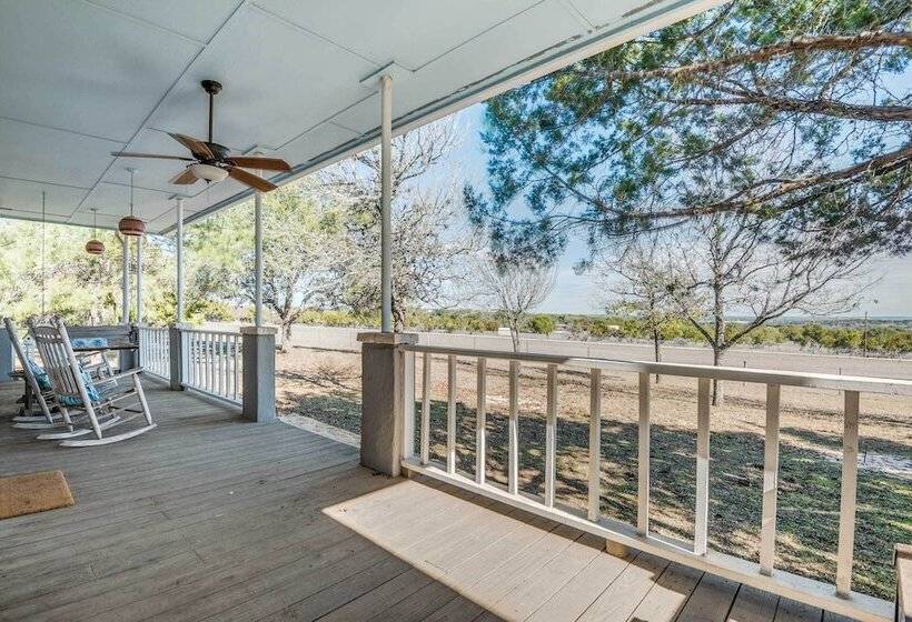 Beautiful Hill Country Ranch Home   4 Mi To Town!