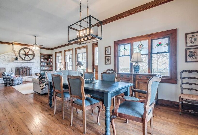 Beautiful Hill Country Ranch Home   4 Mi To Town!