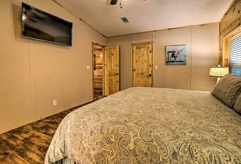 Broken Bow Oasis: Hot Tub, Fire Pit & Patio