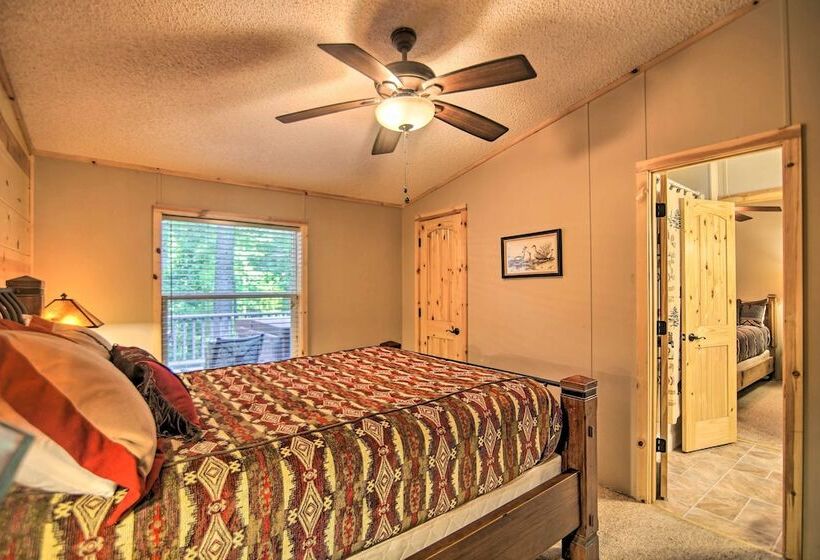 Broken Bow Oasis: Hot Tub, Fire Pit & Patio