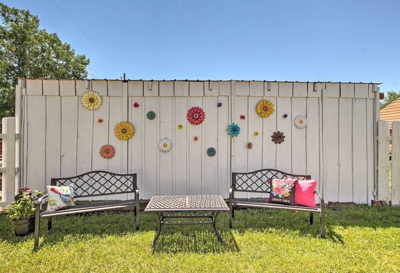 Charming Choteau Cottage: Ski & Fish Nearby!