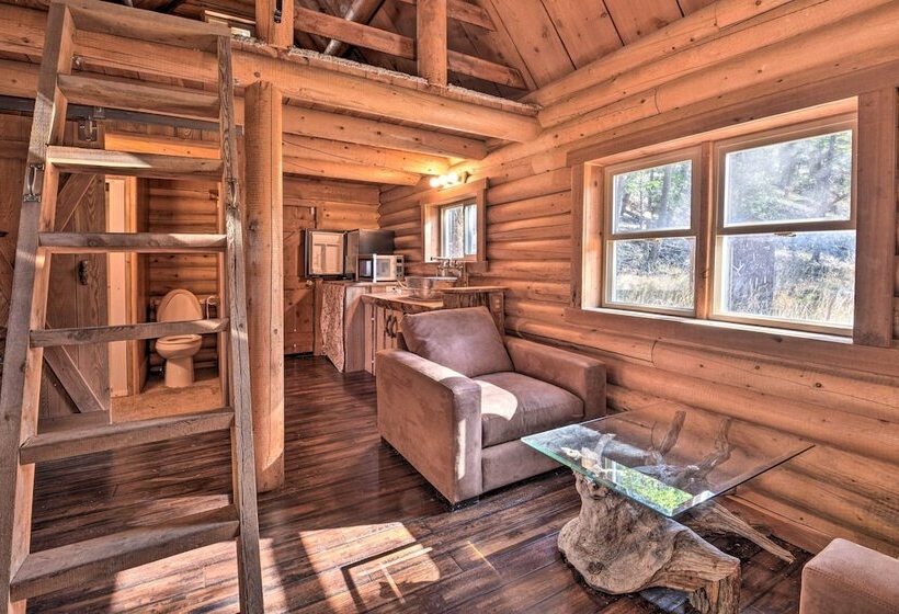 Custom Bitterroot Valley Cabin W/ Hot Tub & Views!