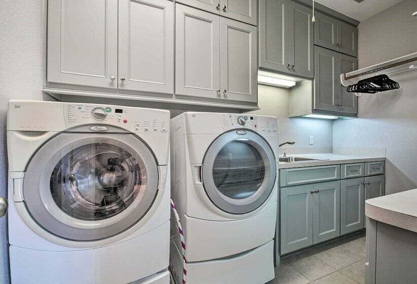 Luxurious Navasota Retreat   14 Mi To A & M!