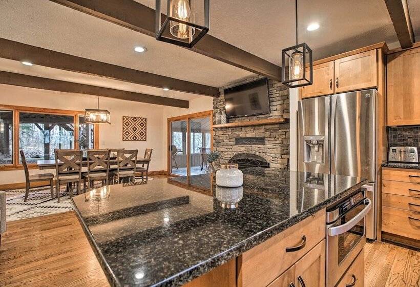 Mountaintop Wintergreen Resort Home W/ Deck, Views