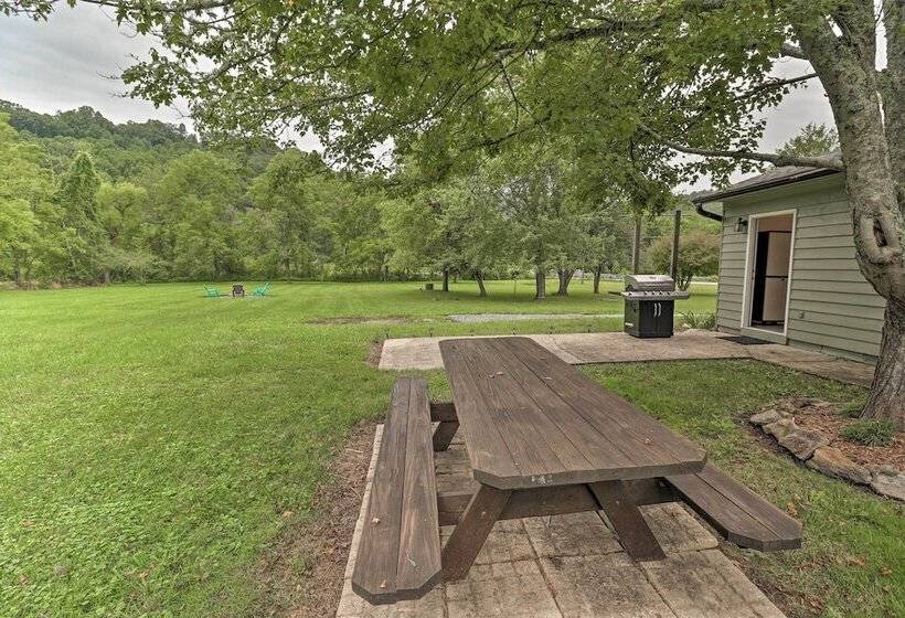 Hendersonville Home W/ Fire Pit: 5 Mi To Downtown!