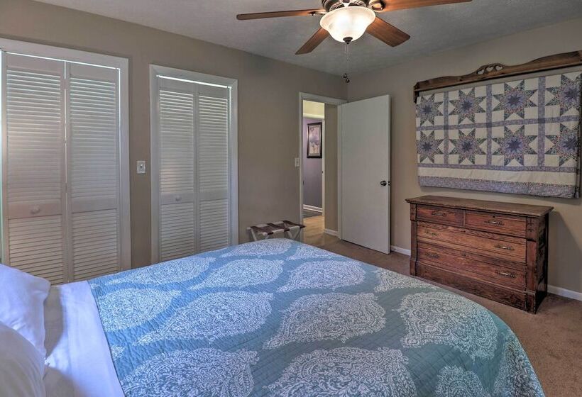 Hendersonville Home W/ Fire Pit: 5 Mi To Downtown!