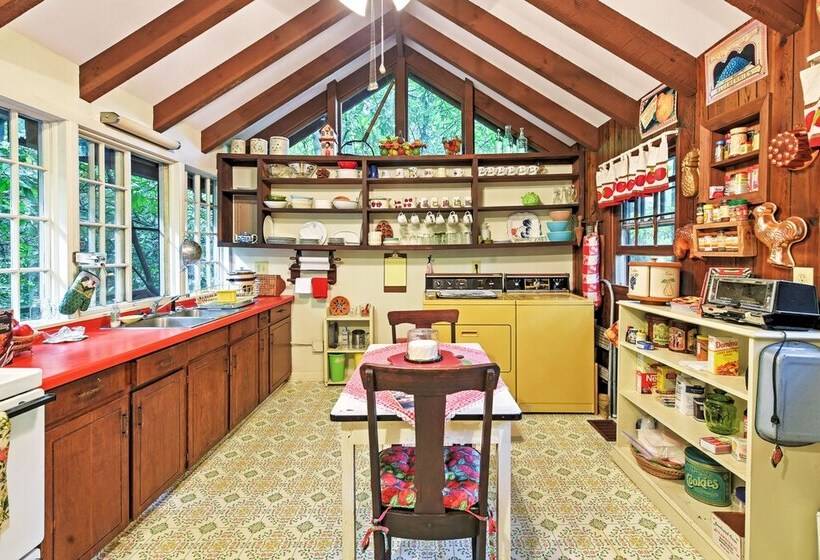 Serene Creekside Cottage Near Mount Pisgah!