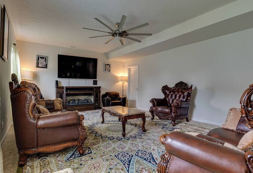 Spacious Home W/ Fireplace   Near Golf!