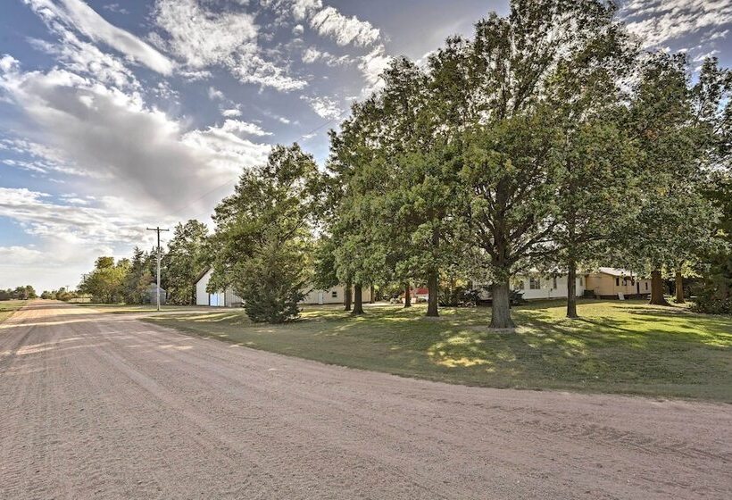 Spacious Kansas Retreat: On Site Disc Golf!