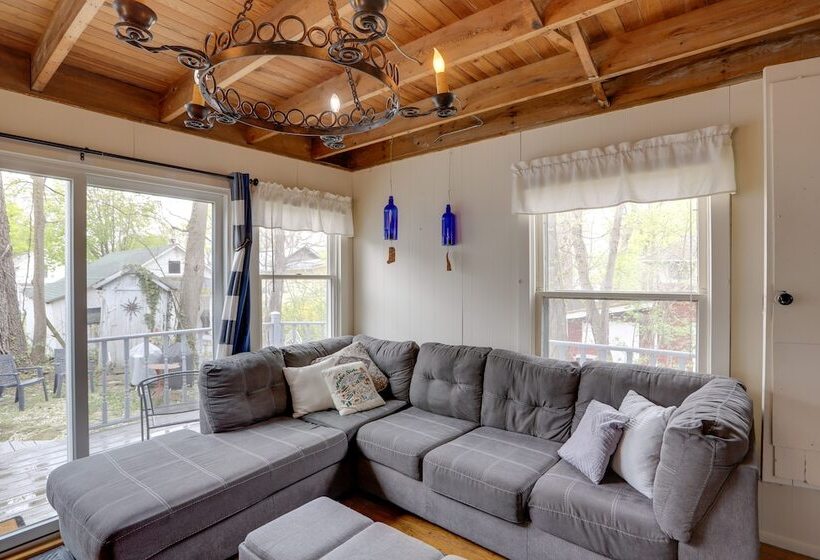 Spacious Lakeside Cottage   2 Miles To Marblehead!