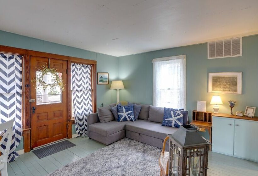Spacious Lakeside Cottage   2 Miles To Marblehead!