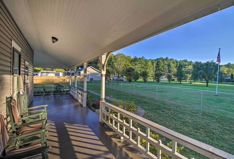 Spacious Virginia Retreat W/ Mountain Views