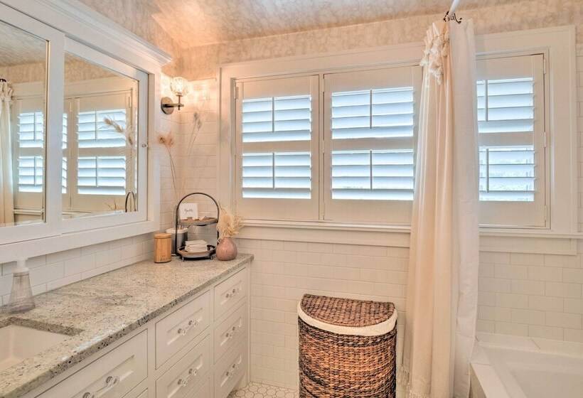 Ideally Located  Austin Oasis  W/ Pool & Hot Tub!