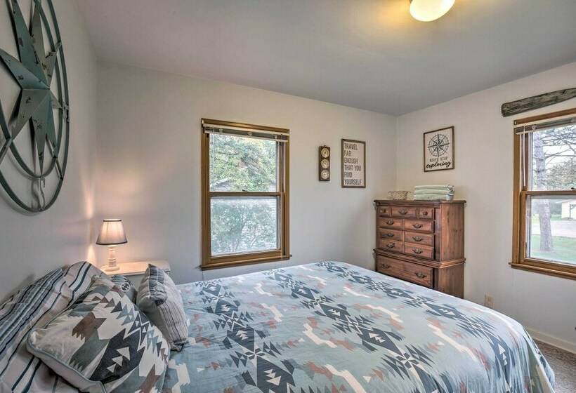 Birchwood Cottage With Red Cedar Lake Access!