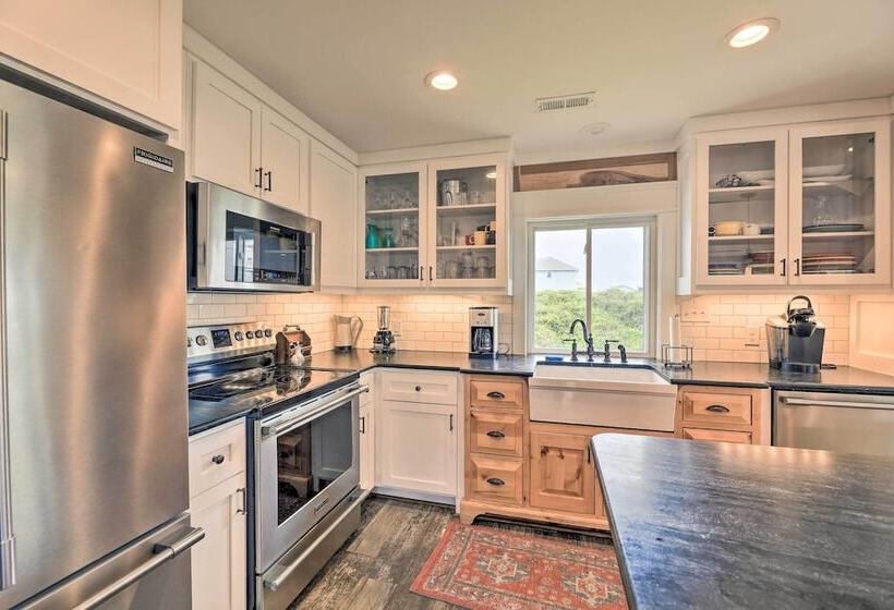 Bright Emerald Isle Home   Walk To The Beach!