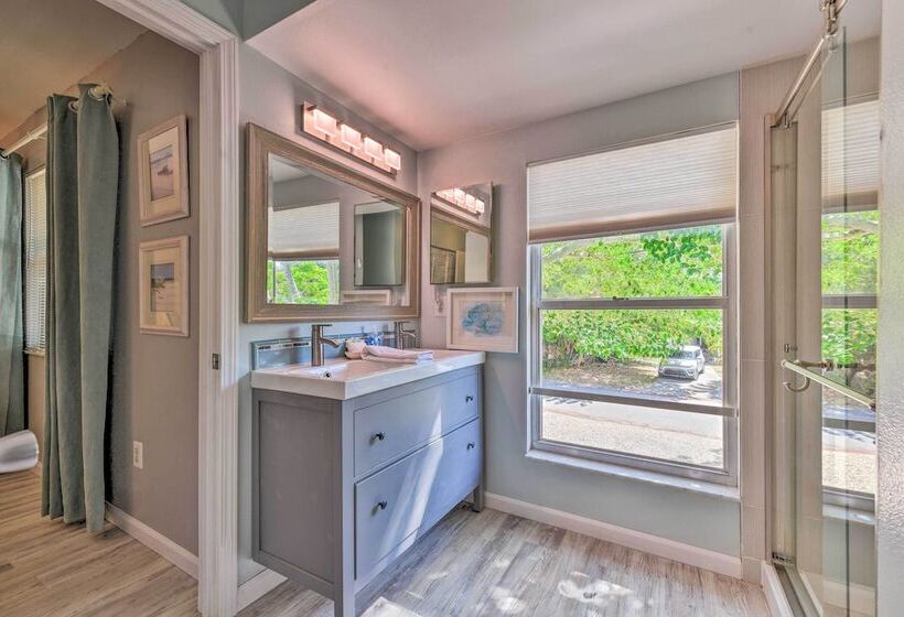 Canalfront Anna Maria Cottage W/ Pool & Hot Tub!