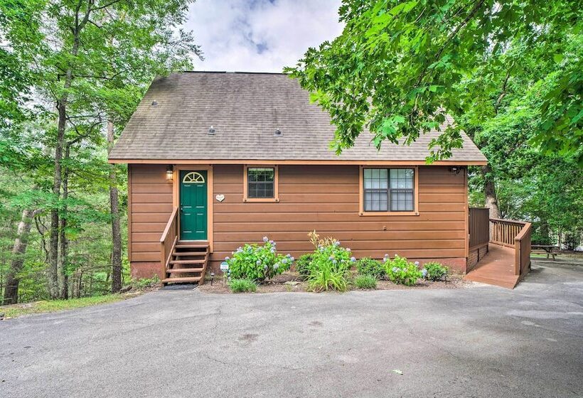 Central Sevierville Cabin W/ Hot Tub & Views!