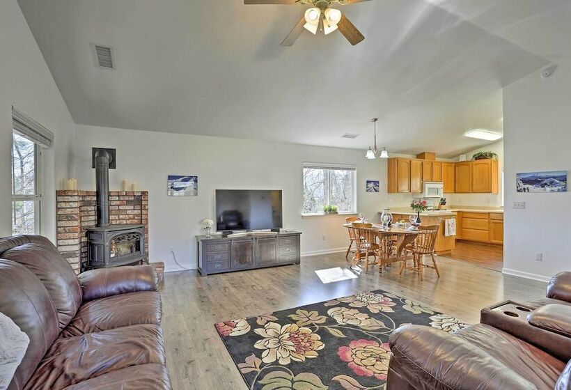 Centrally Located Mt Shasta Home W/ Deck!