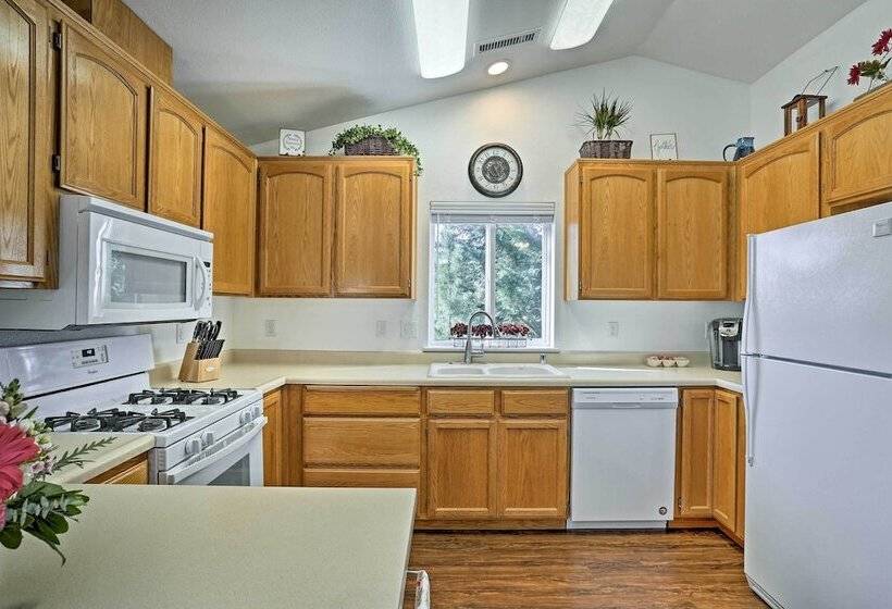 Centrally Located Mt Shasta Home W/ Deck!