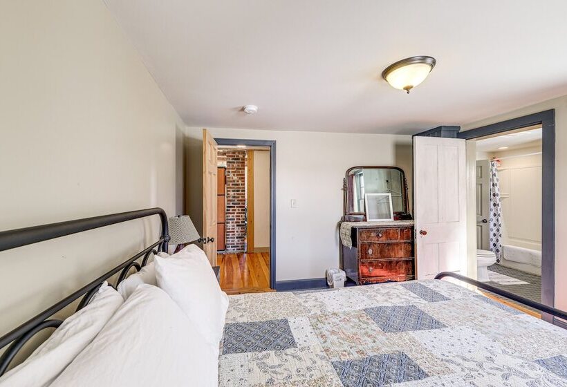 Charming Lovell Farmhouse   17 Acres W/ Mtn Views!