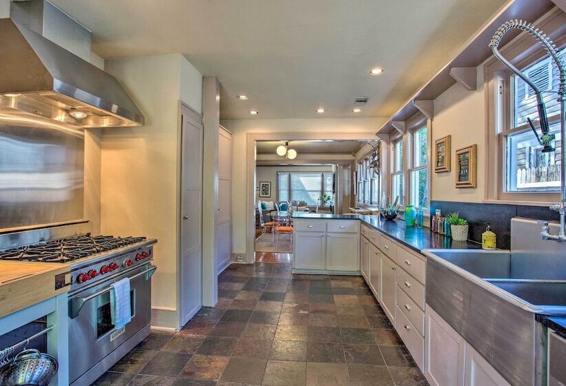 Dallas Couples Retreat: Walk To Lower Greenville!