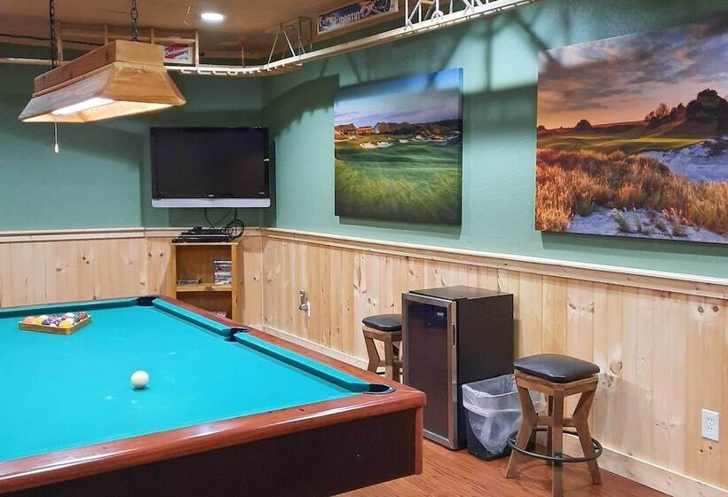 Hayesville Cabin W/ Game Room & Mtn Views!