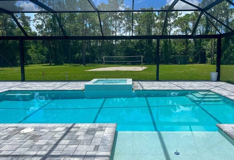 Sand Volleyball Court, Pool & Spa: Naples Gem!