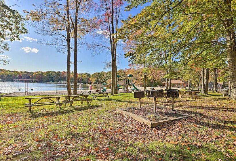 1 Block To Lake: Poconos Getaway W/ Fire Pit!