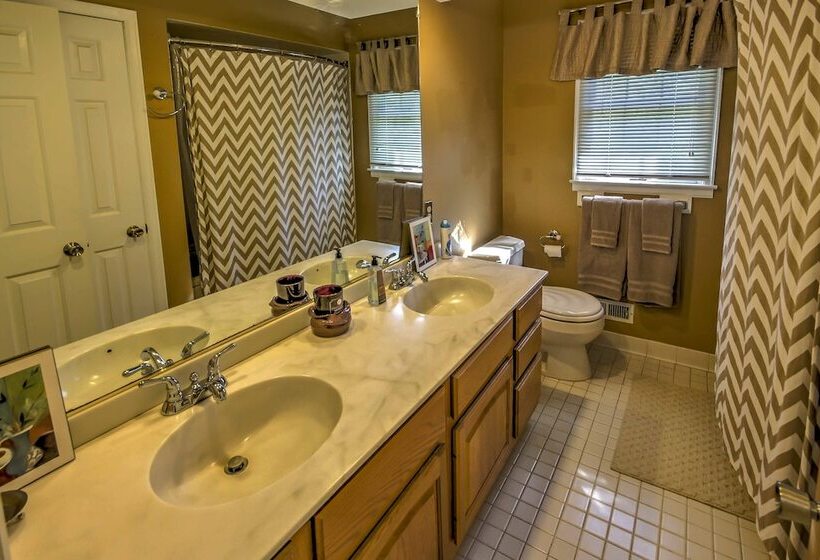 Private Plymouth Hideaway   13 Miles To Ann Arbor!