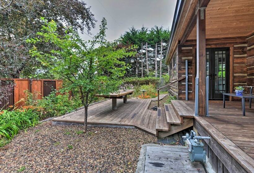 Quiet & Cozy Eureka Home Near Sequoia Park & Zoo!