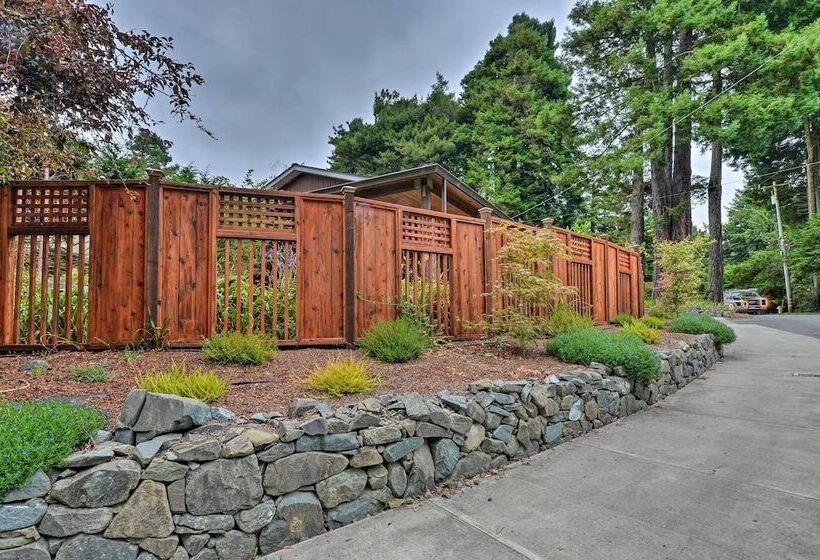 Quiet & Cozy Eureka Home Near Sequoia Park & Zoo!