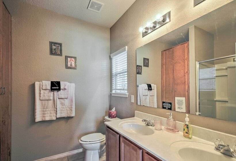 San Antonio Abode Near Golf, Shops + Dining!