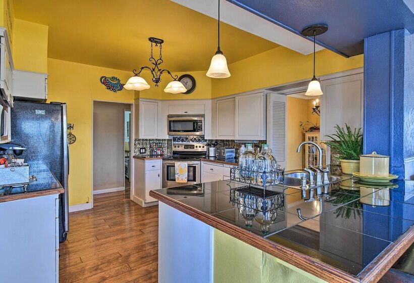 2 Mi To Oaklawn Casino: Home W/ Peaceful Yard!