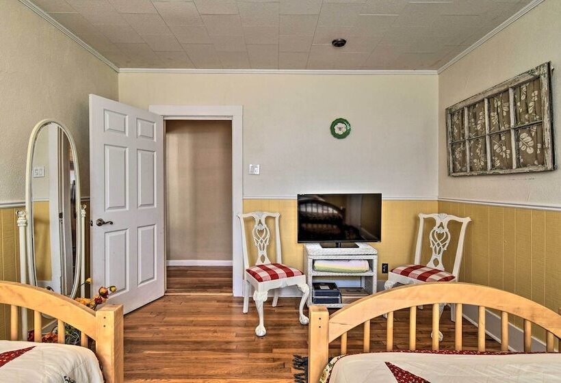 2 Mi To Oaklawn Casino: Home W/ Peaceful Yard!