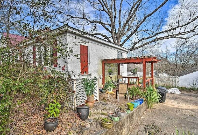 2 Mi To Oaklawn Casino: Home W/ Peaceful Yard!