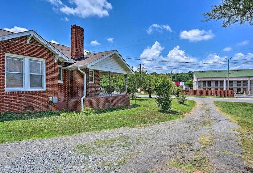 Winston Salem Retreat W/ Yard ~ 6 Mi To Dtwn!