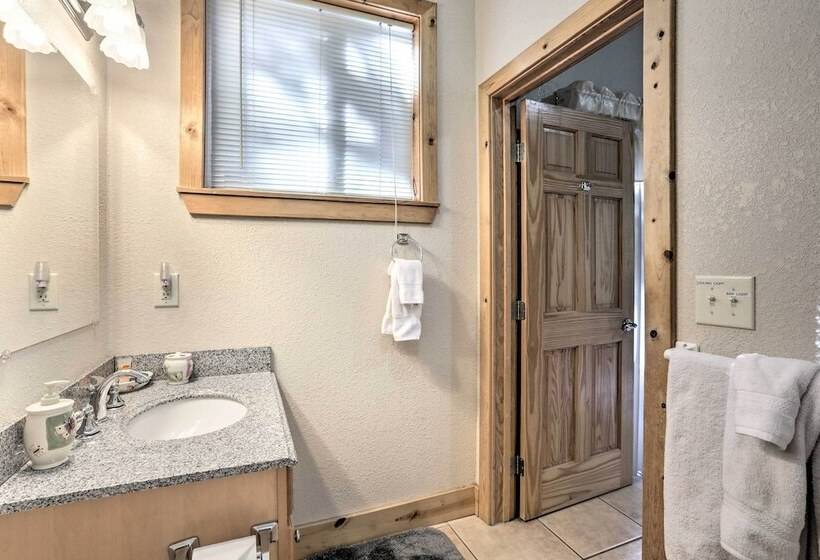 Carnelian Bay Home W/ Hot Tub Near Tahoe Skiing