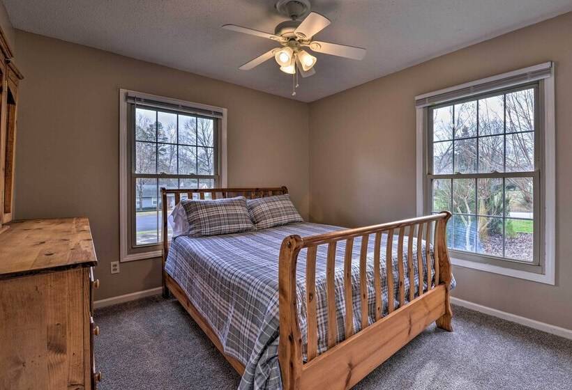 Cozy Home W/ Fenced Yard < 1 Mi Downtown Matthews!