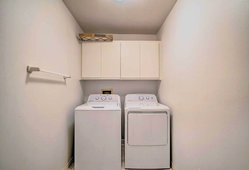 Crystal River Gem Near Three Sisters Springs!