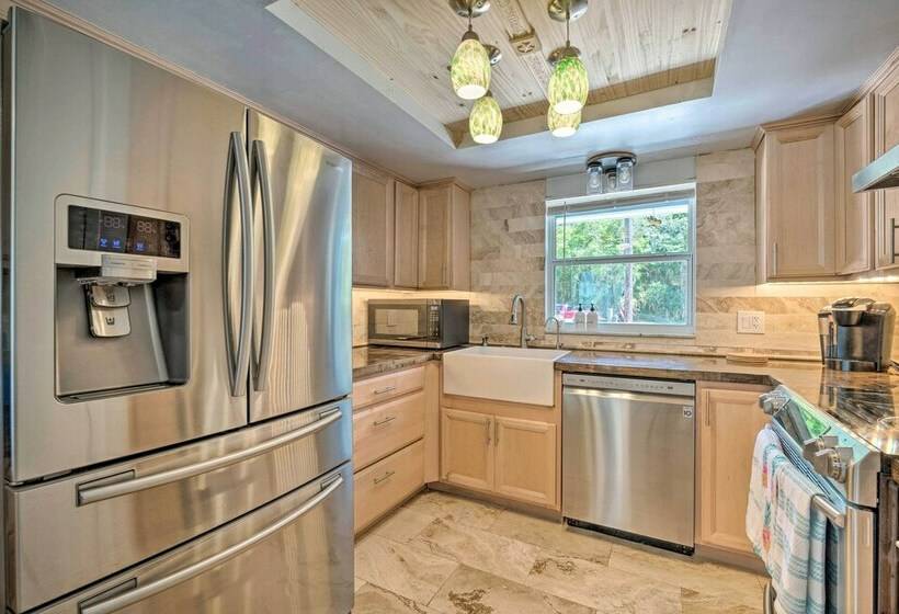 Crystal River Retreat W/ Mini Golf Course!