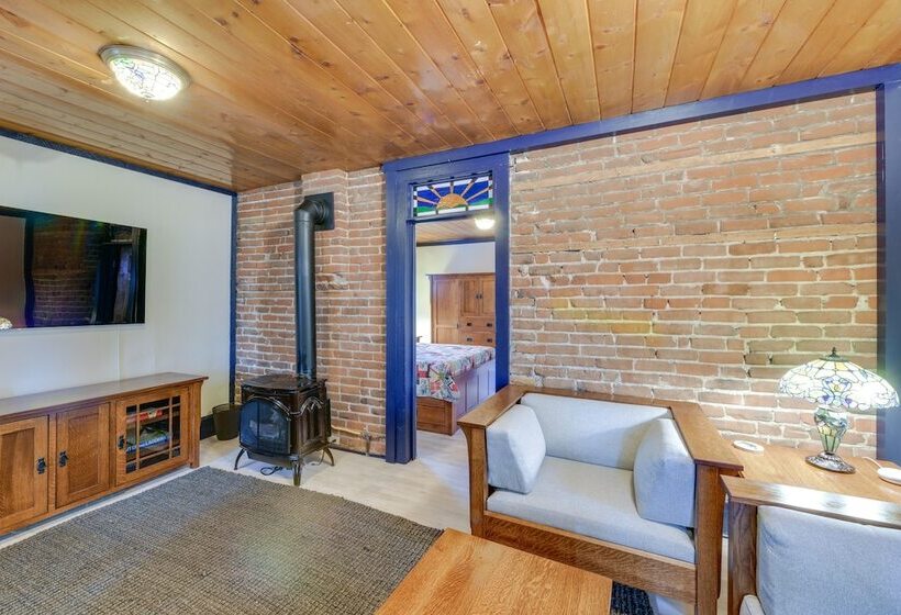 0601: Downtown Salida Cottage W/ Fireplace + Yard